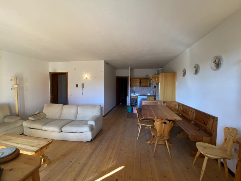 Il Vostro Rifugio Perfetto a Tonezza del Cimone: Appartamento Quadrilocale di Charme

Scoprite l'...