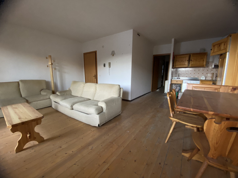 Il Vostro Rifugio Perfetto a Tonezza del Cimone: Appartamento Quadrilocale di Charme

Scoprite l'...