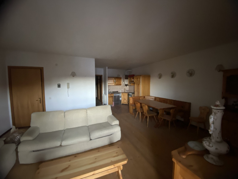 Il Vostro Rifugio Perfetto a Tonezza del Cimone: Appartamento Quadrilocale di Charme

Scoprite l'...