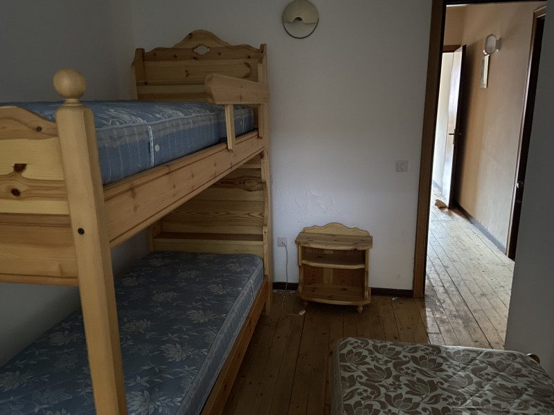 Il Vostro Rifugio Perfetto a Tonezza del Cimone: Appartamento Quadrilocale di Charme

Scoprite l'...