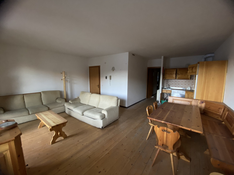 Il Vostro Rifugio Perfetto a Tonezza del Cimone: Appartamento Quadrilocale di Charme

Scoprite l'...