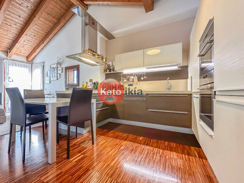 Zona semicentrale proponiamo appartamento mansardato all’ultimo piano servito da ascensore, con o...