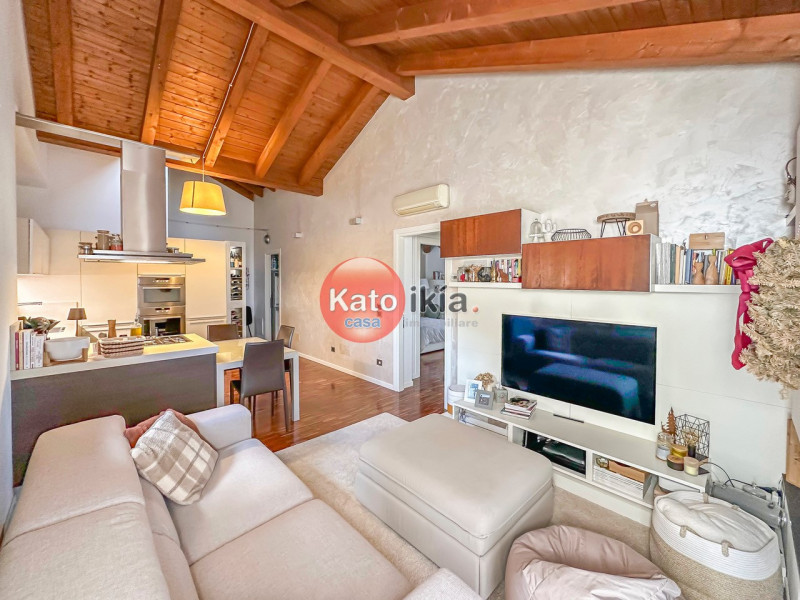 Zona semicentrale proponiamo appartamento mansardato all’ultimo piano servito da ascensore, con o...