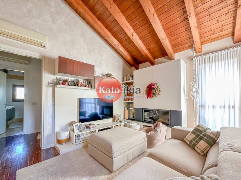 Zona semicentrale proponiamo appartamento mansardato all’ultimo piano servito da ascensore, con o...