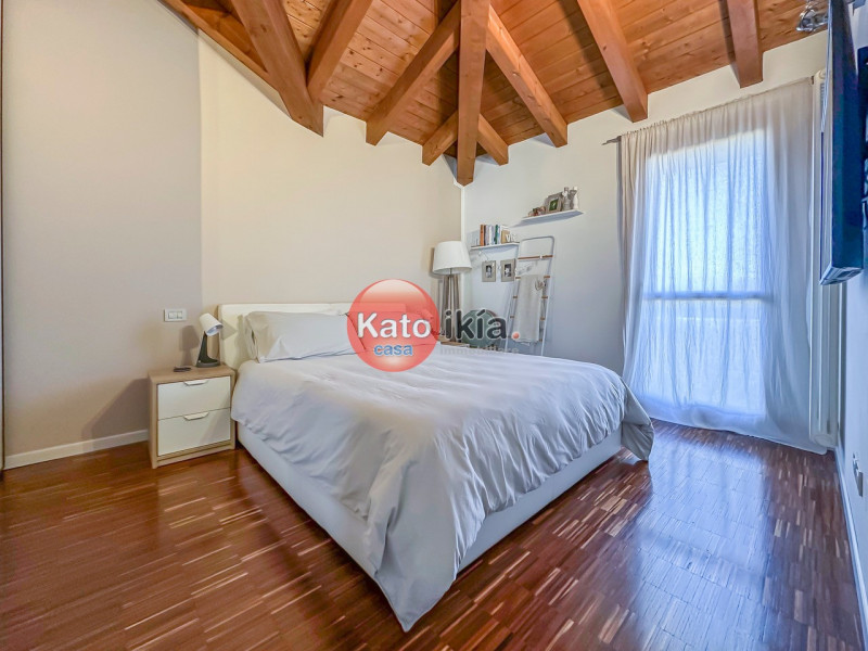 Zona semicentrale proponiamo appartamento mansardato all’ultimo piano servito da ascensore, con o...