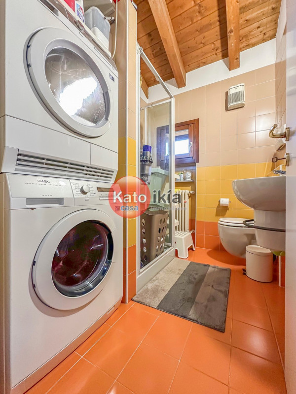 Zona semicentrale proponiamo appartamento mansardato all’ultimo piano servito da ascensore, con o...