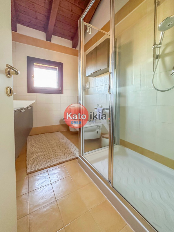 Zona semicentrale proponiamo appartamento mansardato all’ultimo piano servito da ascensore, con o...