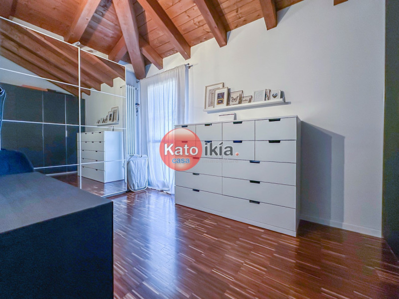 Zona semicentrale proponiamo appartamento mansardato all’ultimo piano servito da ascensore, con o...