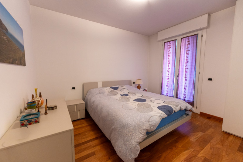 Proponiamo in vendita a Padova, nella tranquilla zona di Brusegana, un elegante appartamento al p...