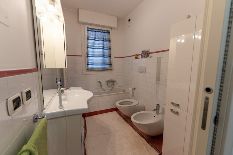 Proponiamo in vendita a Padova, nella tranquilla zona di Brusegana, un elegante appartamento al p...