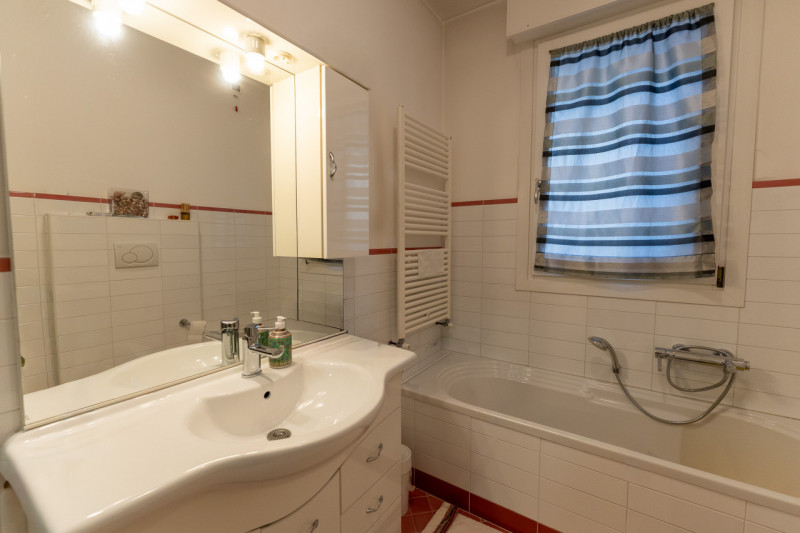 Proponiamo in vendita a Padova, nella tranquilla zona di Brusegana, un elegante appartamento al p...