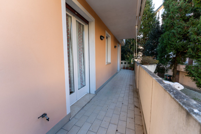 Proponiamo in vendita a Padova, nella tranquilla zona di Brusegana, un elegante appartamento al p...