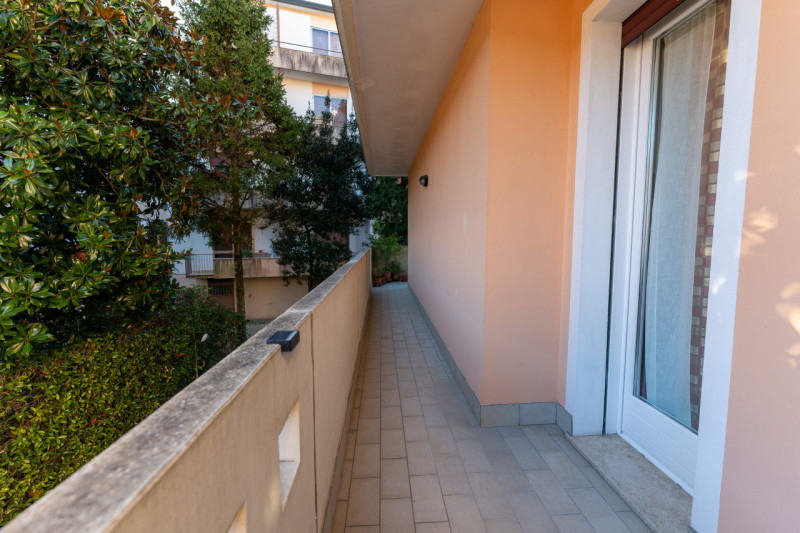 Proponiamo in vendita a Padova, nella tranquilla zona di Brusegana, un elegante appartamento al p...