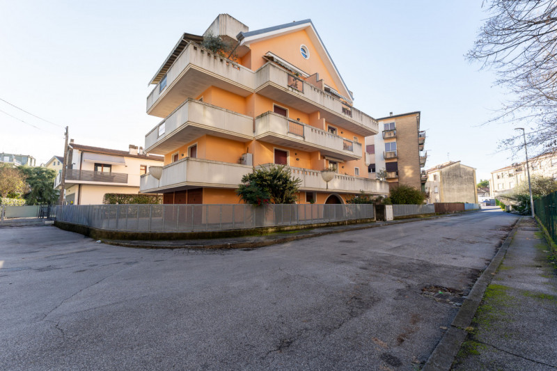 Proponiamo in vendita a Padova, nella tranquilla zona di Brusegana, un elegante appartamento al p...