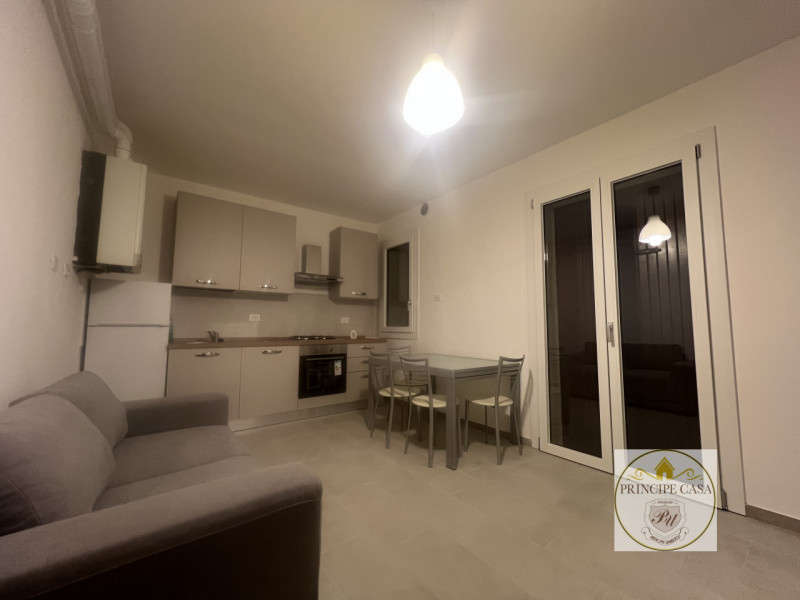 A pochi passi dal centro di Este, tranquillamente raggiungibile a piedi, proponiamo in vendita ap...