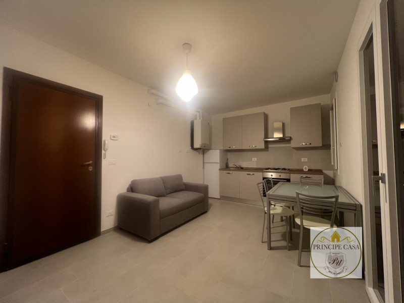 A pochi passi dal centro di Este, tranquillamente raggiungibile a piedi, proponiamo in vendita ap...