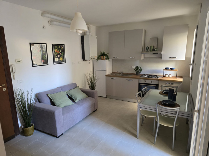 Proponiamo un appartamento bilocale di circa 55 mq situato nella zona più ricercata di Este, idea...