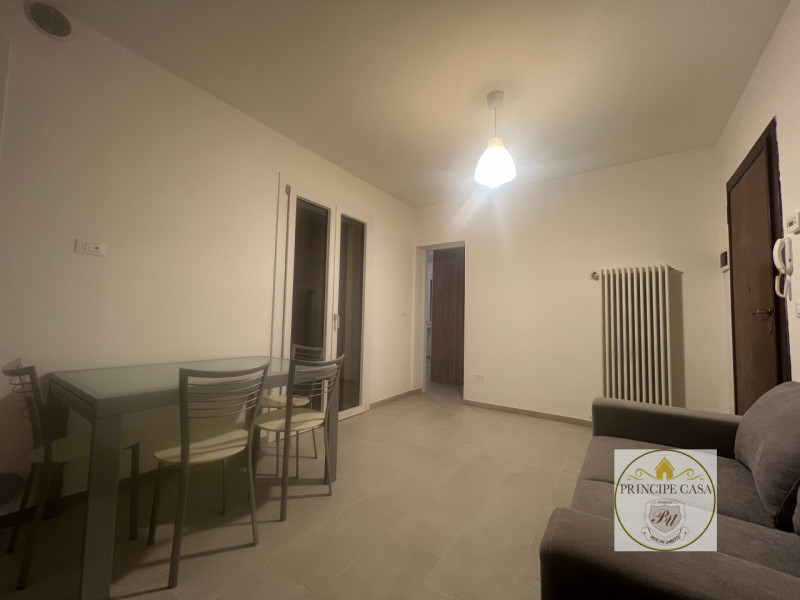 A pochi passi dal centro di Este, tranquillamente raggiungibile a piedi, proponiamo in vendita ap...