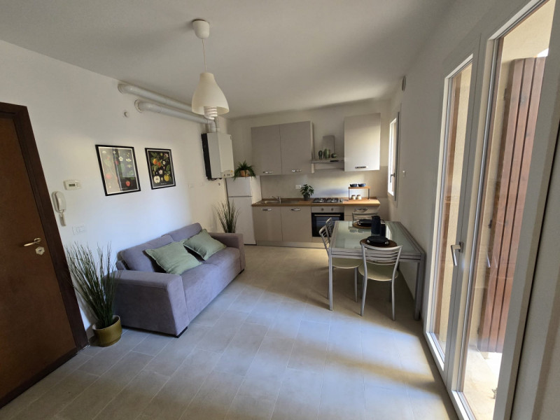 Proponiamo un appartamento bilocale di circa 55 mq situato nella zona più ricercata di Este, idea...