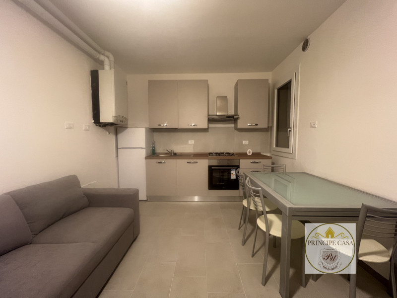 A pochi passi dal centro di Este, tranquillamente raggiungibile a piedi, proponiamo in vendita ap...