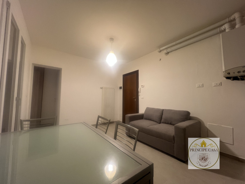 A pochi passi dal centro di Este, tranquillamente raggiungibile a piedi, proponiamo in vendita ap...