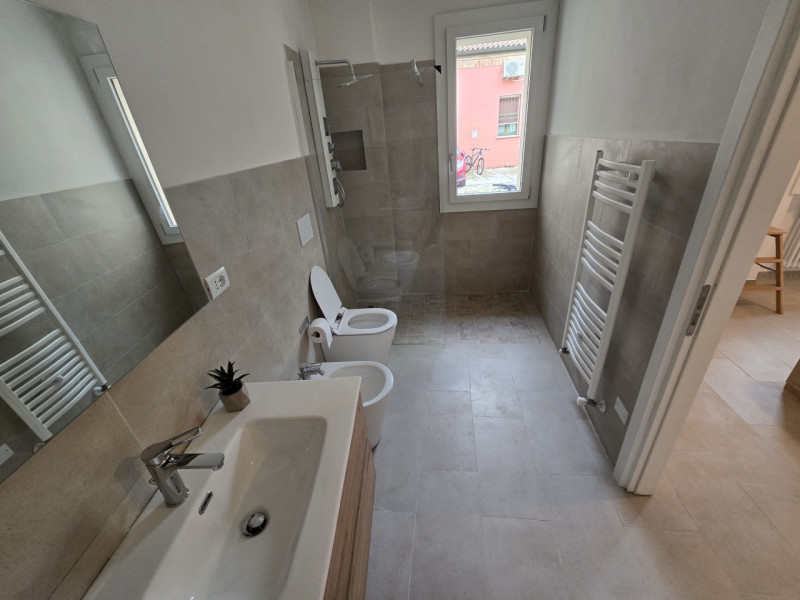 Proponiamo un appartamento bilocale di circa 55 mq situato nella zona più ricercata di Este, idea...