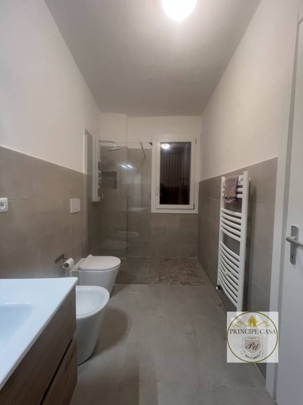 A pochi passi dal centro di Este, tranquillamente raggiungibile a piedi, proponiamo in vendita ap...