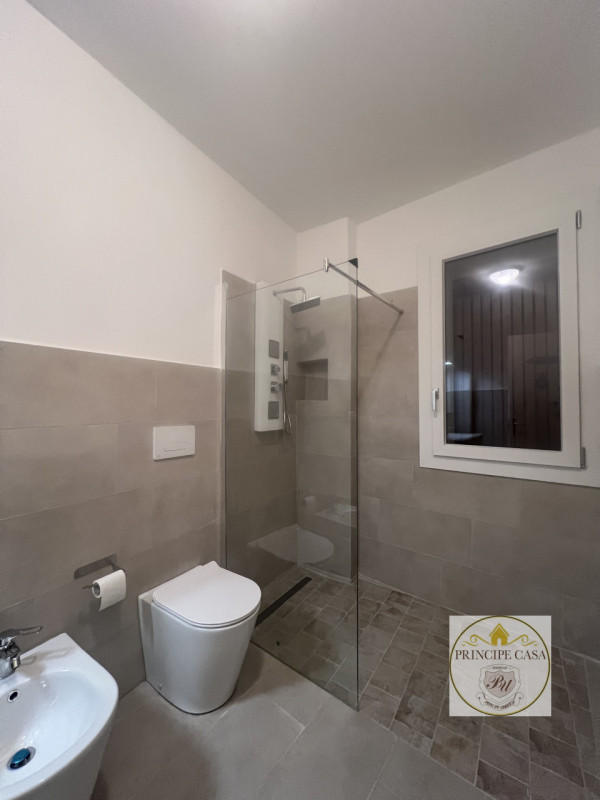 A pochi passi dal centro di Este, tranquillamente raggiungibile a piedi, proponiamo in vendita ap...