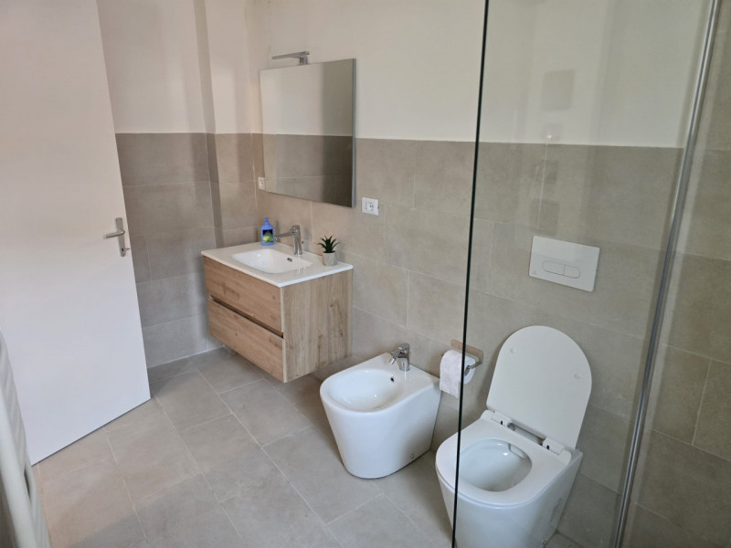 Proponiamo un appartamento bilocale di circa 55 mq situato nella zona più ricercata di Este, idea...