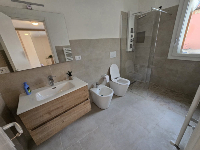 Proponiamo un appartamento bilocale di circa 55 mq situato nella zona più ricercata di Este, idea...