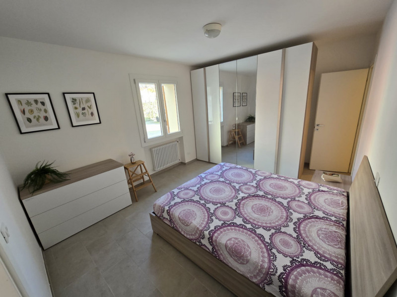 Proponiamo un appartamento bilocale di circa 55 mq situato nella zona più ricercata di Este, idea...