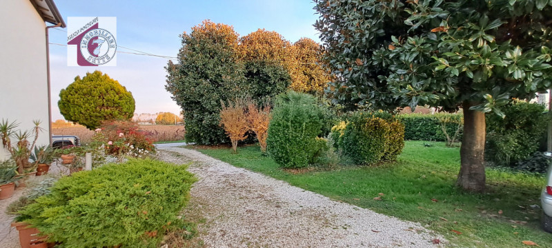 Vendesi PIAZZOLA SUL BRENTA - PRIMA PERIFERIA casa singola degli anni 60, di circa 140 mq. comple...