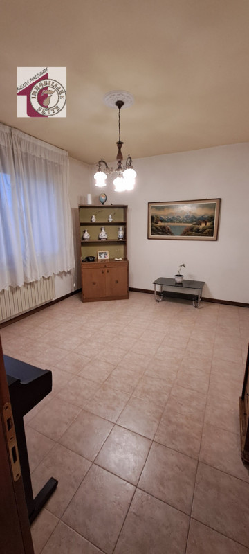 Vendesi PIAZZOLA SUL BRENTA - PRIMA PERIFERIA casa singola degli anni 60, di circa 140 mq. comple...