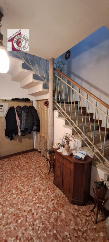 Vendesi PIAZZOLA SUL BRENTA - PRIMA PERIFERIA casa singola degli anni 60, di circa 140 mq. comple...