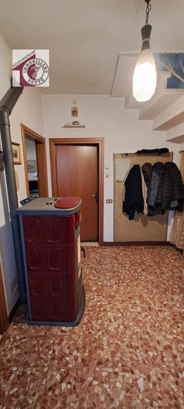 Vendesi PIAZZOLA SUL BRENTA - PRIMA PERIFERIA casa singola degli anni 60, di circa 140 mq. comple...