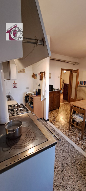 Vendesi PIAZZOLA SUL BRENTA - PRIMA PERIFERIA casa singola degli anni 60, di circa 140 mq. comple...