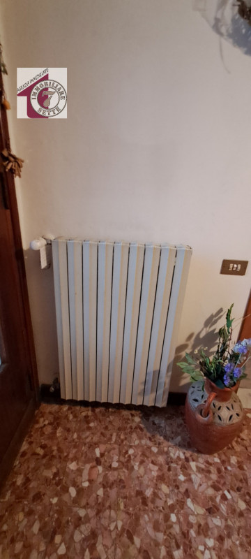 Vendesi PIAZZOLA SUL BRENTA - PRIMA PERIFERIA casa singola degli anni 60, di circa 140 mq. comple...