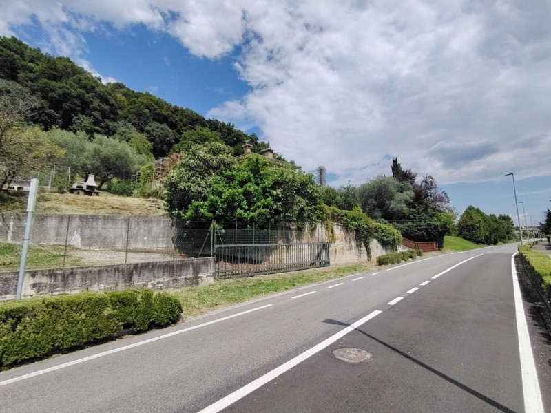 Scoprite questa unica soluzione in zona collinare a Bassano del Grappa, in zona Viale Asiago! In ...