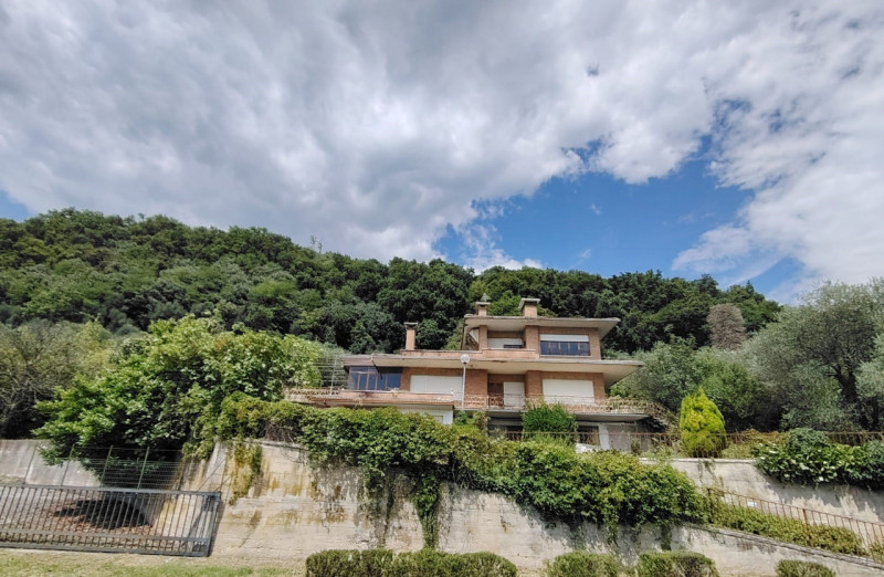 Scoprite questa unica soluzione in zona collinare a Bassano del Grappa, in zona Viale Asiago! In ...