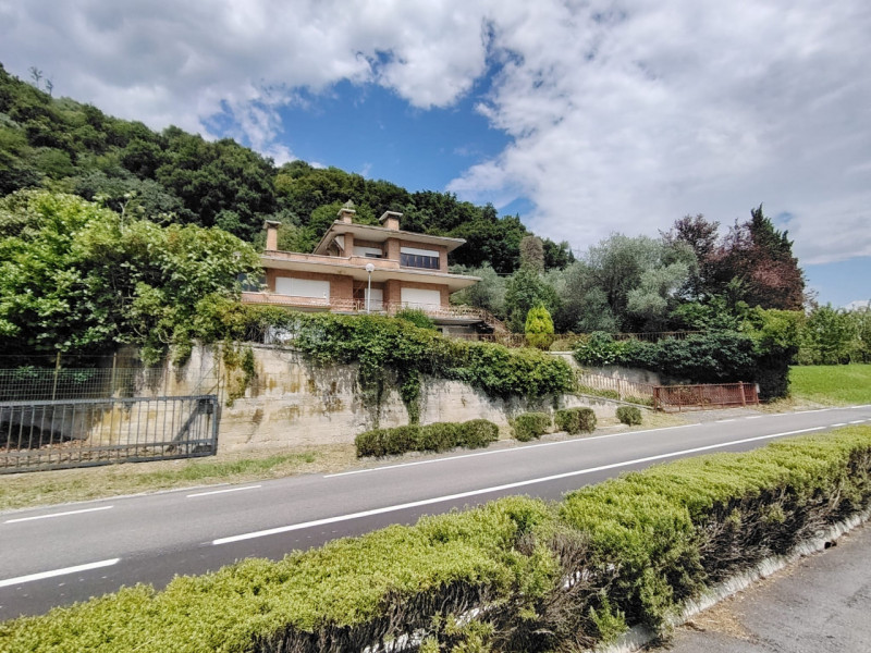 Scoprite questa unica soluzione in zona collinare a Bassano del Grappa, in zona Viale Asiago! In ...