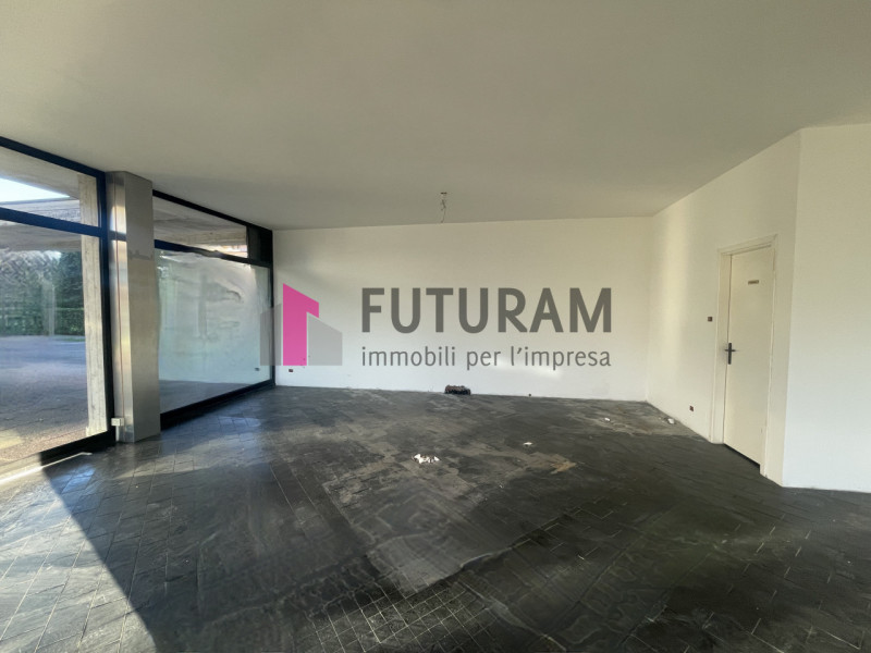 RIF: 113NM - SACCOLONGO (PD) - PER INFO 340 335 8378 - 0444/310220


Propongo in vendita un negoz...