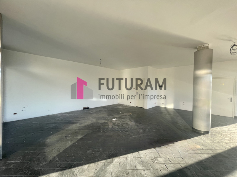 RIF: 113NM - SACCOLONGO (PD) - PER INFO 340 335 8378 - 0444/310220


Propongo in vendita un negoz...