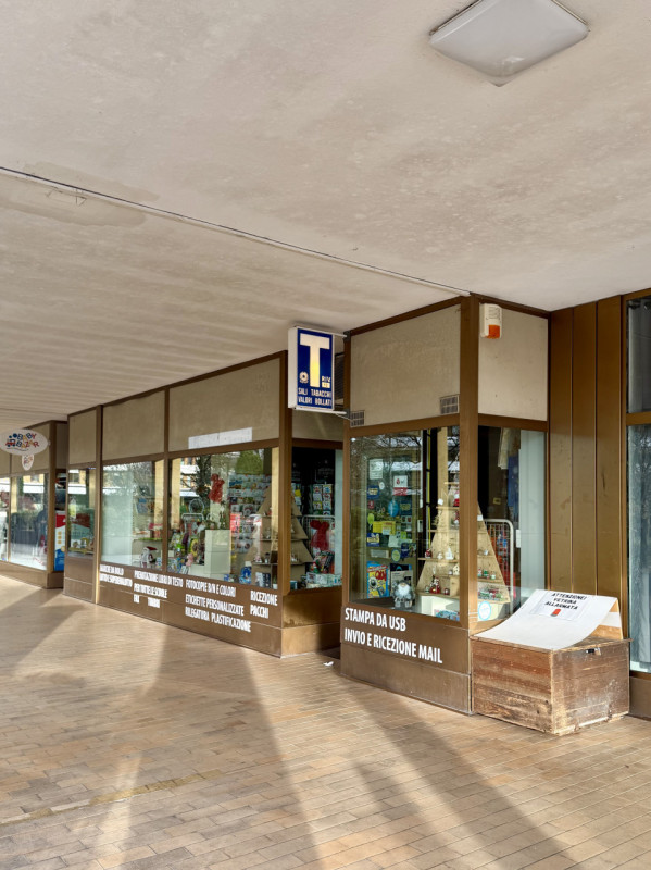 Proponiamo in vendita attività di tabaccheria ben avviata, situata in una posizione strategica, c...