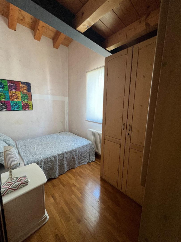 Scopri questa elegante soluzione indipendente, sviluppata su tre livelli, situata in zona Santiss...