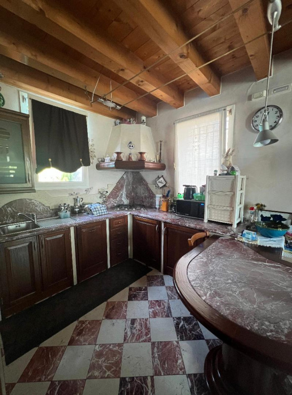 Scopri questa elegante soluzione indipendente, sviluppata su tre livelli, situata in zona Santiss...