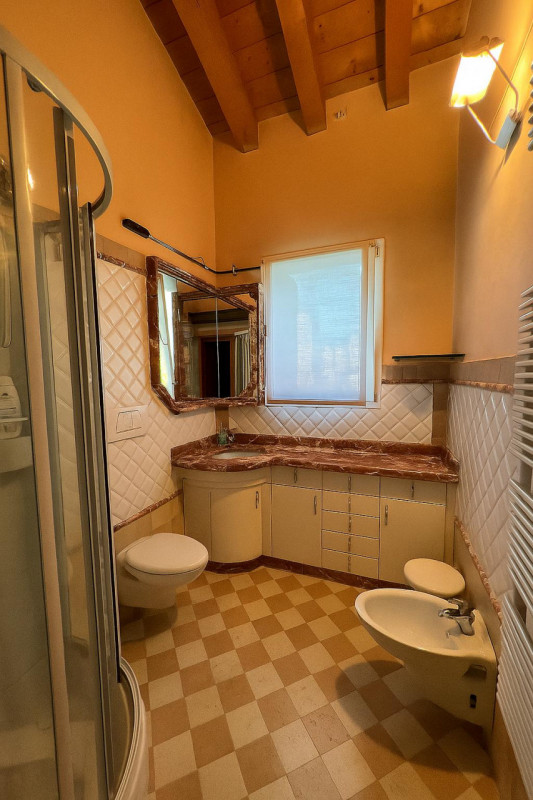 Scopri questa elegante soluzione indipendente, sviluppata su tre livelli, situata in zona Santiss...