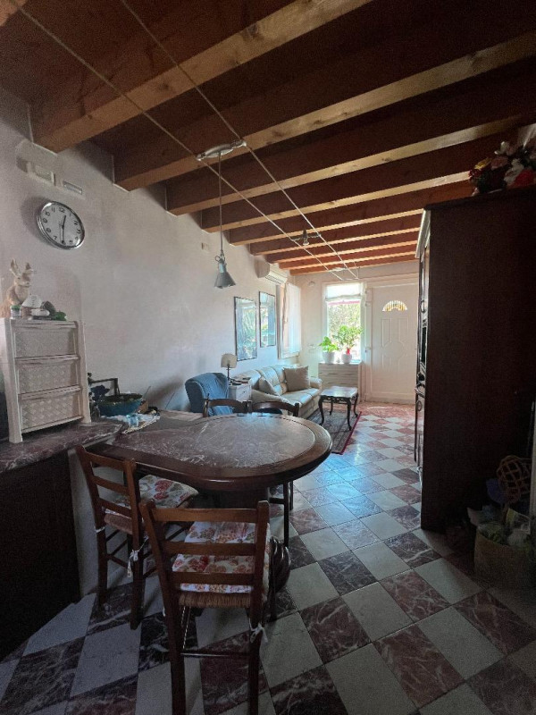 Scopri questa elegante soluzione indipendente, sviluppata su tre livelli, situata in zona Santiss...