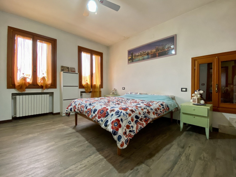 ARCUGNANO. 
In zona Fimon, nella zona pianeggiante, proponiamo in vendita una casa di corte di te...