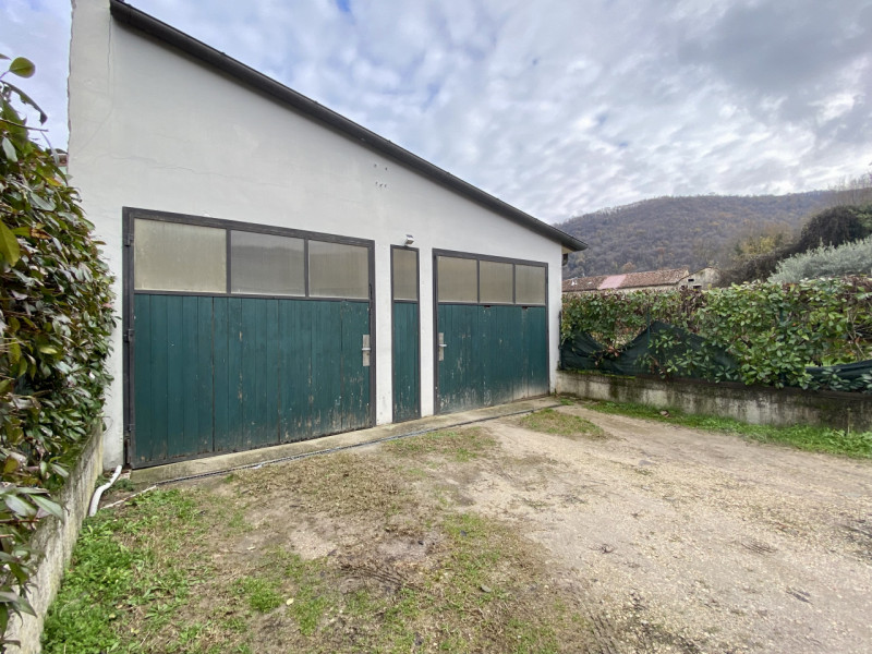 ARCUGNANO. 
In zona Fimon, nella zona pianeggiante, proponiamo in vendita una casa di corte di te...