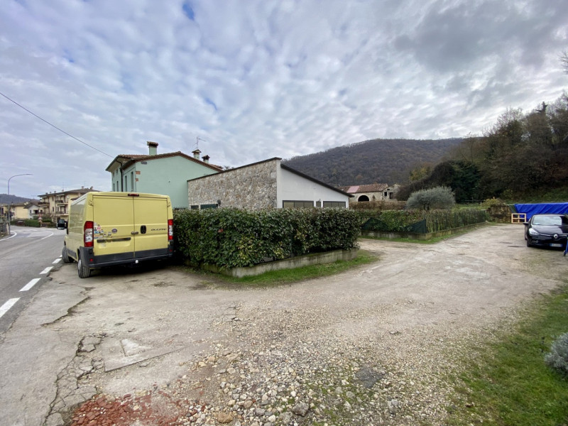 ARCUGNANO. 
In zona Fimon, nella zona pianeggiante, proponiamo in vendita una casa di corte di te...